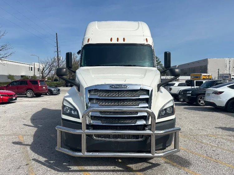 2019 Freightliner Cascadia - image 2
