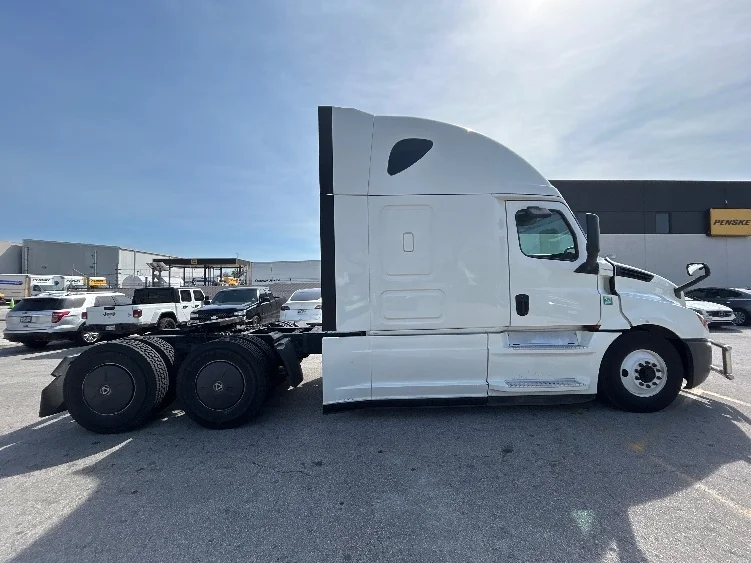 2019 Freightliner Cascadia - image 8