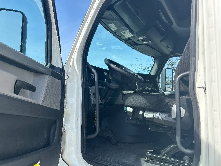 2019 Freightliner Cascadia - image 9