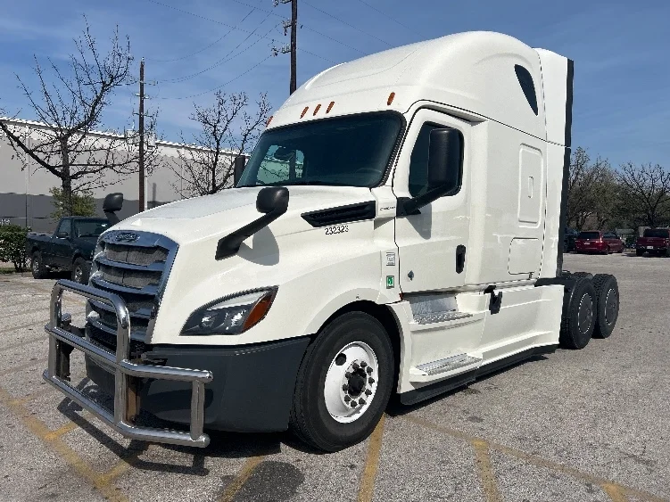 2019 Freightliner Cascadia - image 3