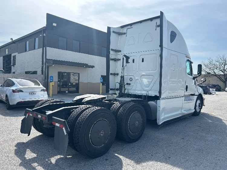 2019 Freightliner Cascadia - image 7