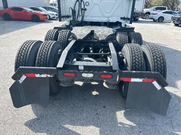 2019 Freightliner Cascadia - image 6