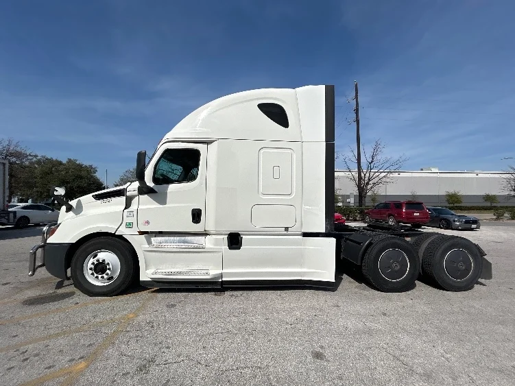 2019 Freightliner Cascadia - image 4
