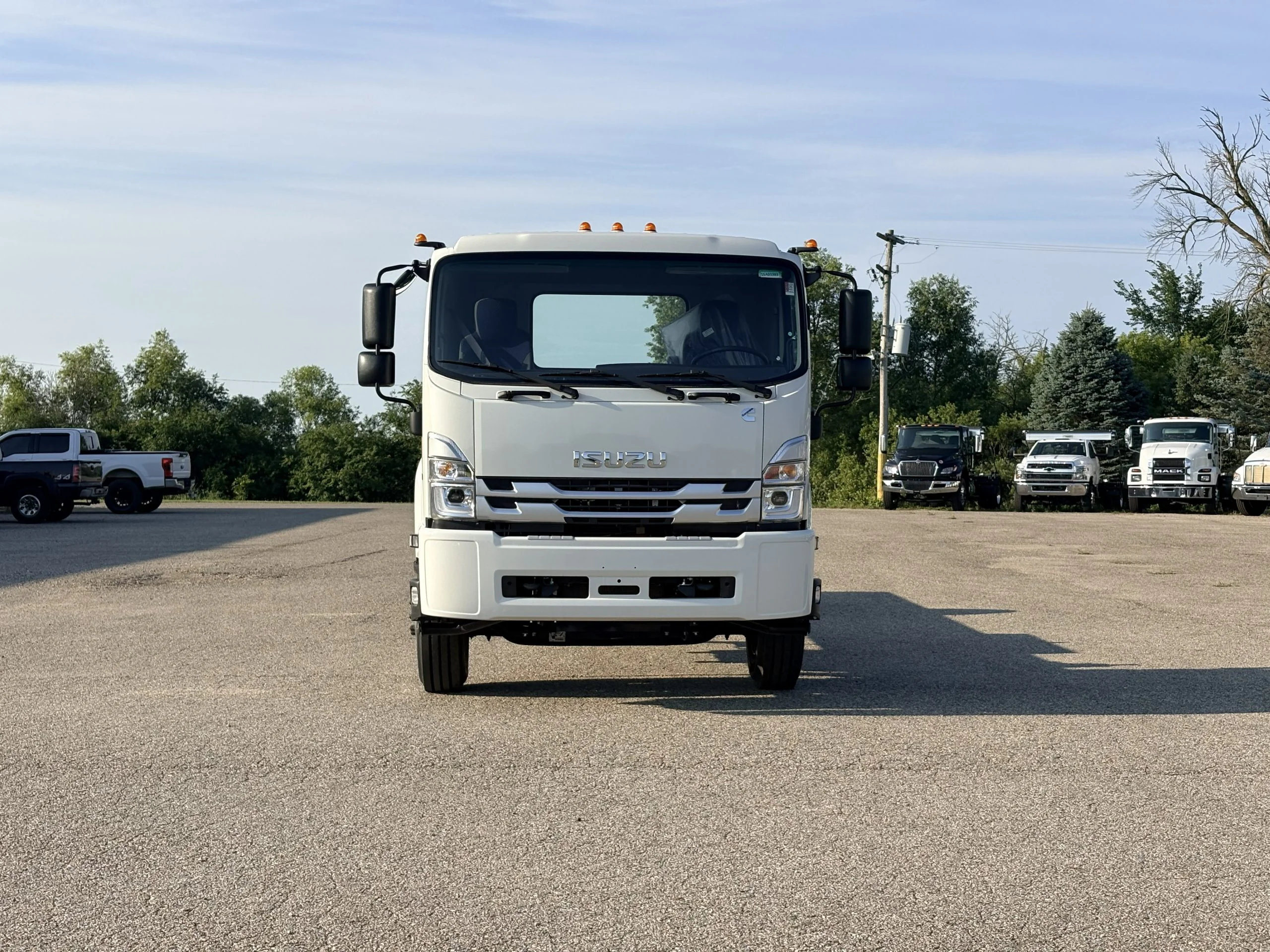 2025 Isuzu FTR — photo 2