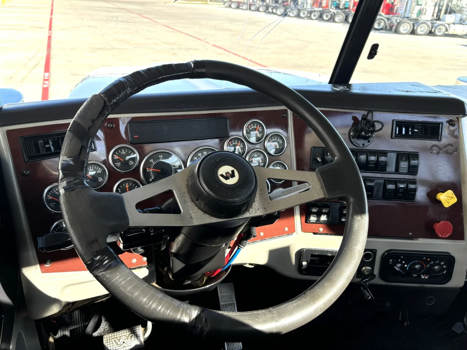 2015 Western Star 4900 in Hutchins, TX — photo 16