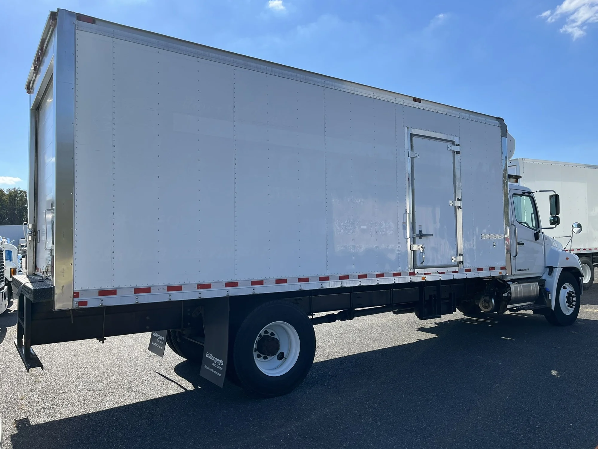 2020 Hino 268 - image 4