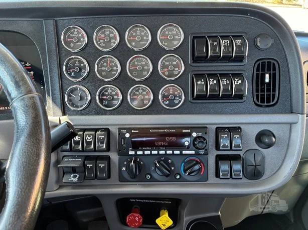 2023 Peterbilt 389 - image 22