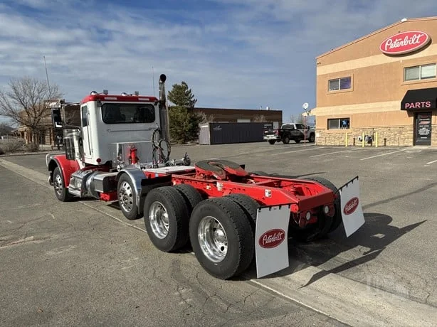 2023 Peterbilt 389 - image 3