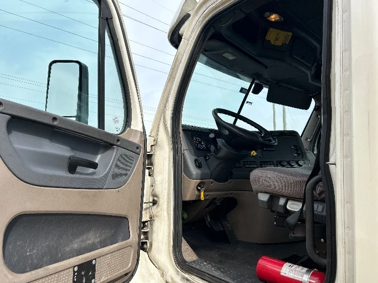 2018 Freightliner Cascadia - image 9