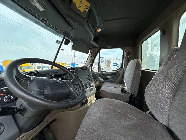 2018 Freightliner Cascadia - image 10