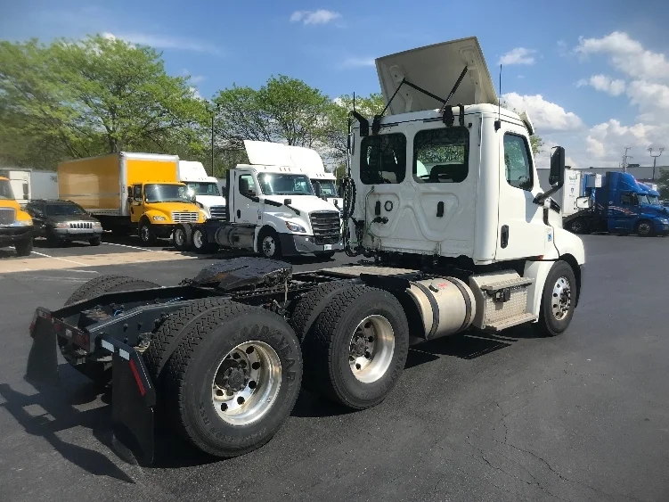 2019 Freightliner Cascadia in Reading, PA — photo 7