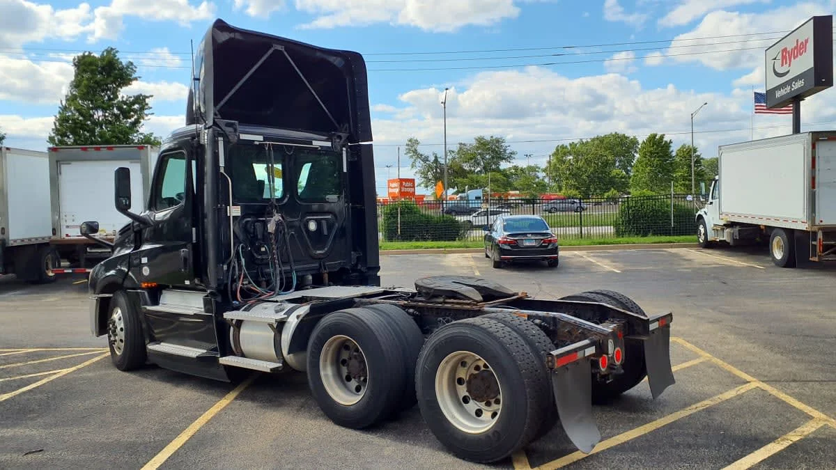 2020 Freightliner Cascadia in Bolingbrook, IL — photo 6