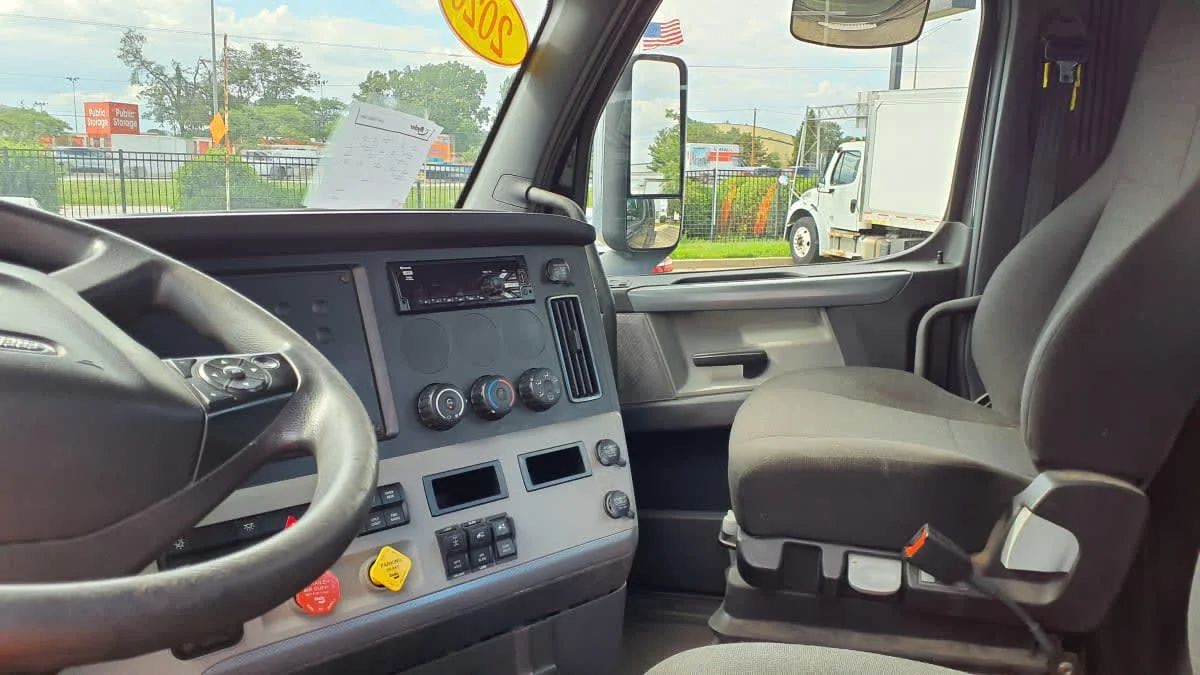 2020 Freightliner Cascadia in Bolingbrook, IL — photo 7