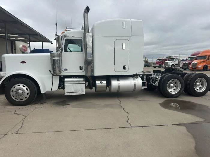 2016 Peterbilt 389 - image 3