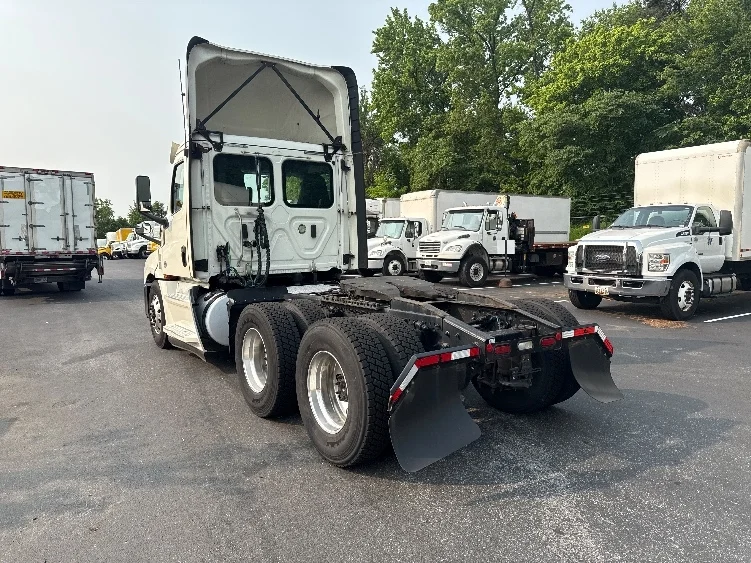 2019 Freightliner Cascadia in Jessup, MD — photo 5