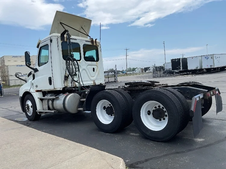 2019 Freightliner Cascadia in Milwaukee, WI — photo 5