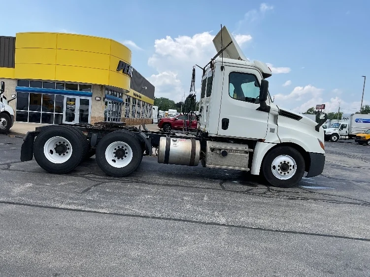 2019 Freightliner Cascadia in Milwaukee, WI — photo 8
