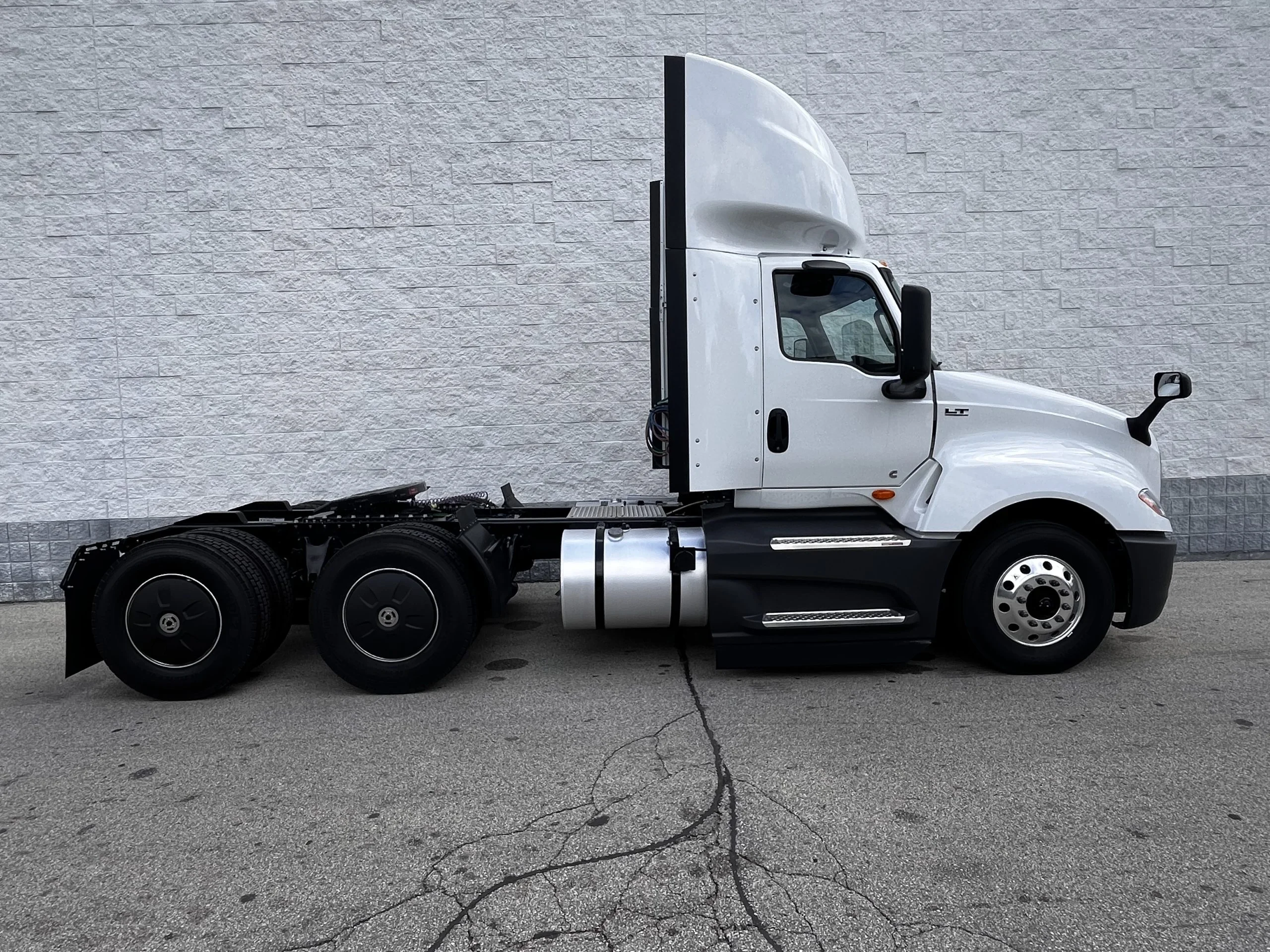 2025 International LT - image 2