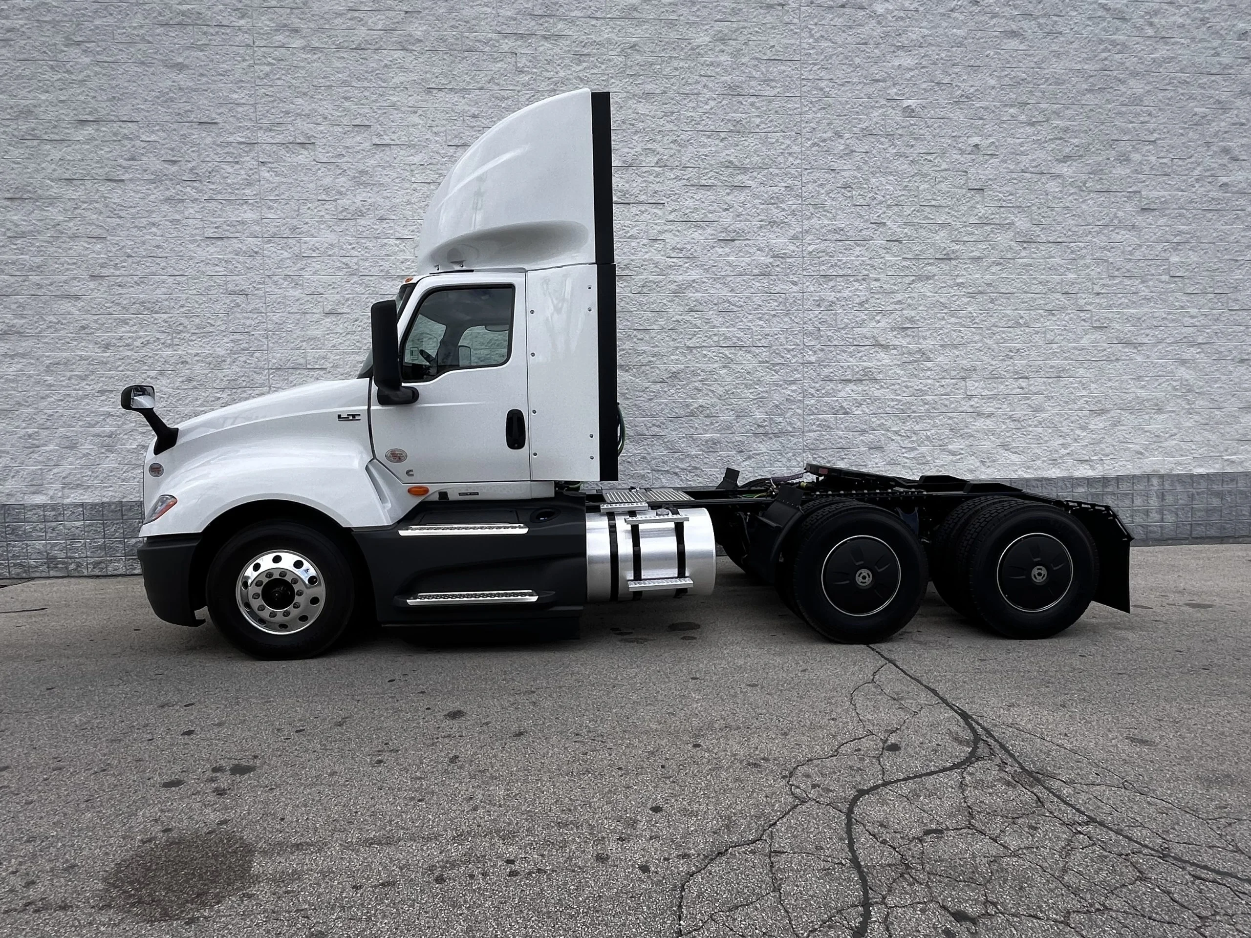 2025 International LT - image 5