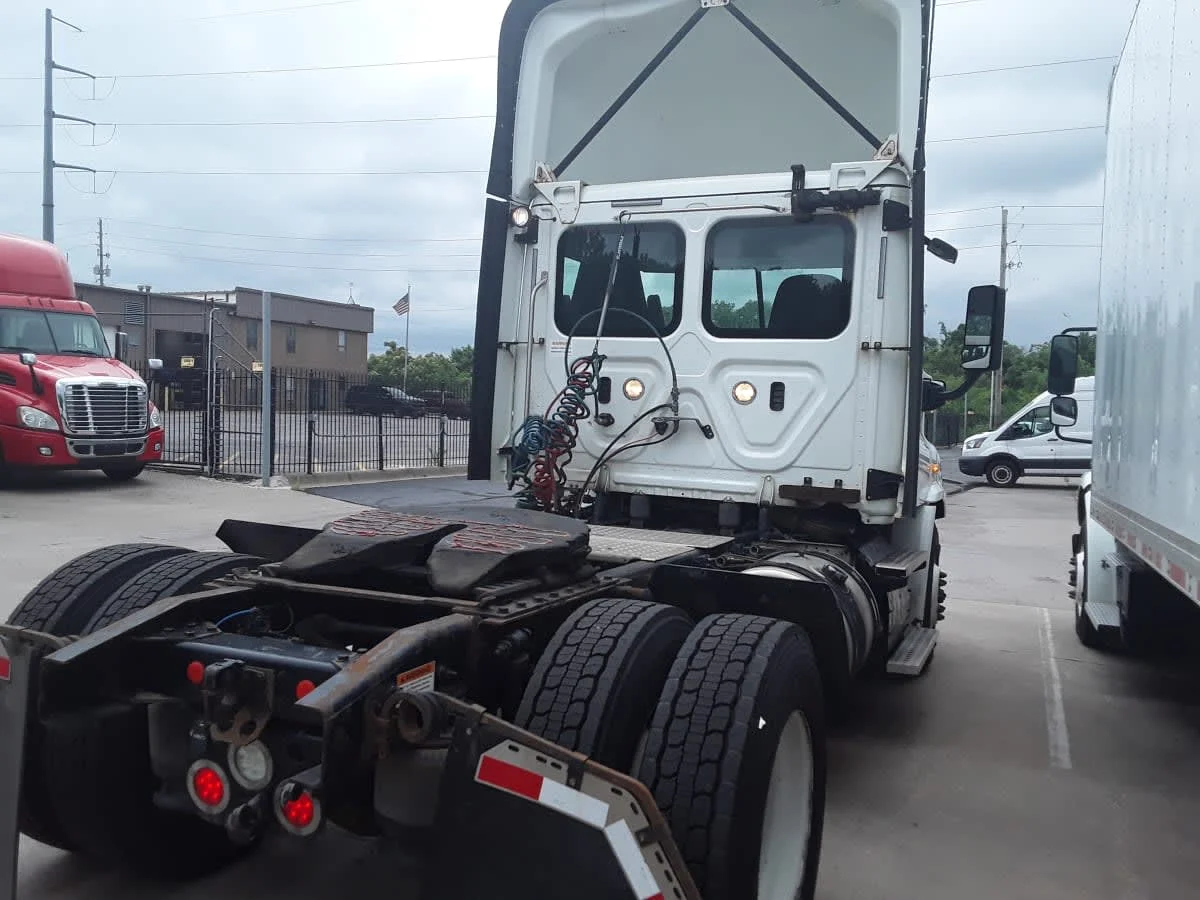 2018 Freightliner Cascadia in Kansas City, MO — photo 4