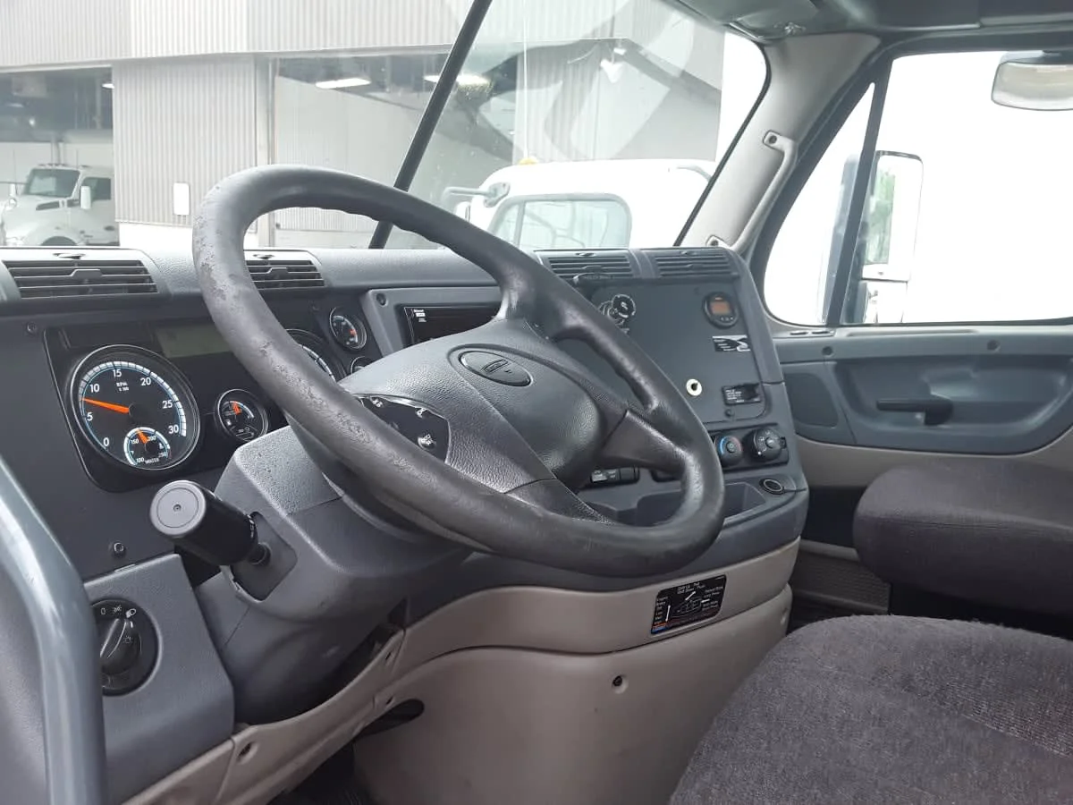 2018 Freightliner Cascadia - image 7