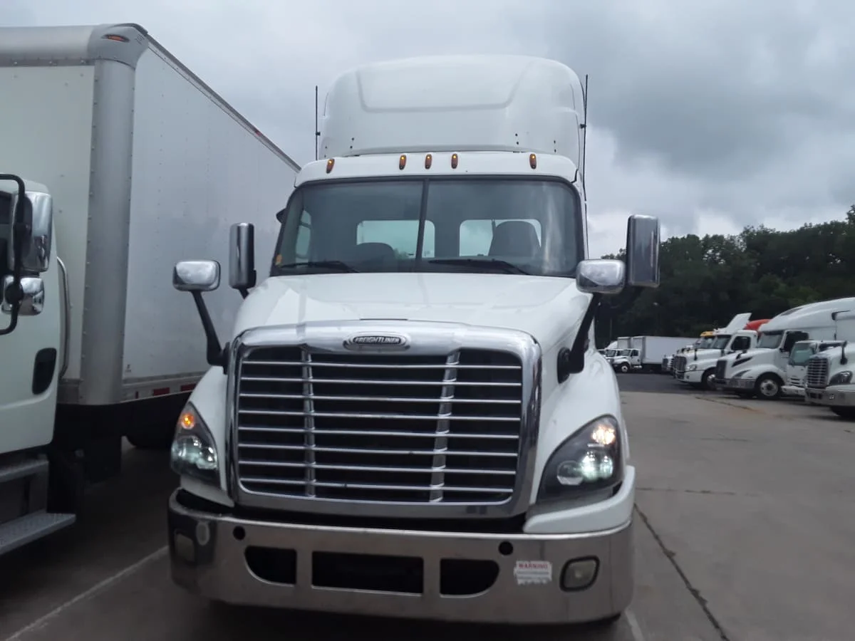 2018 Freightliner Cascadia in Kansas City, MO — photo 2