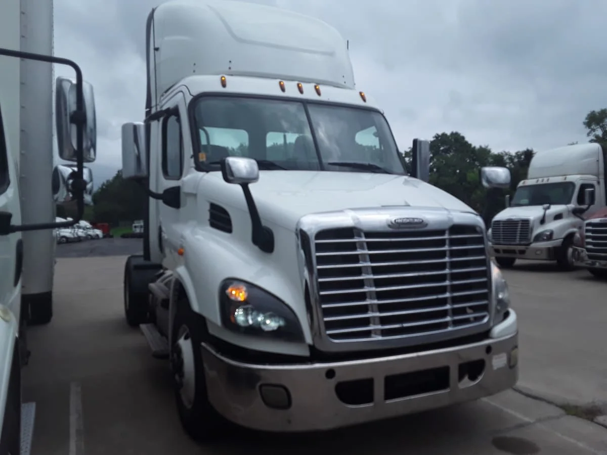 2018 Freightliner Cascadia in Kansas City, MO — photo 3