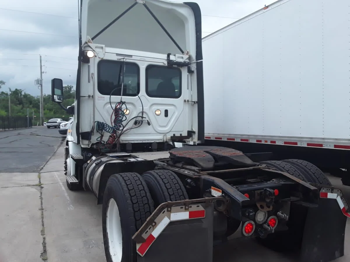 2018 Freightliner Cascadia in Kansas City, MO — photo 6