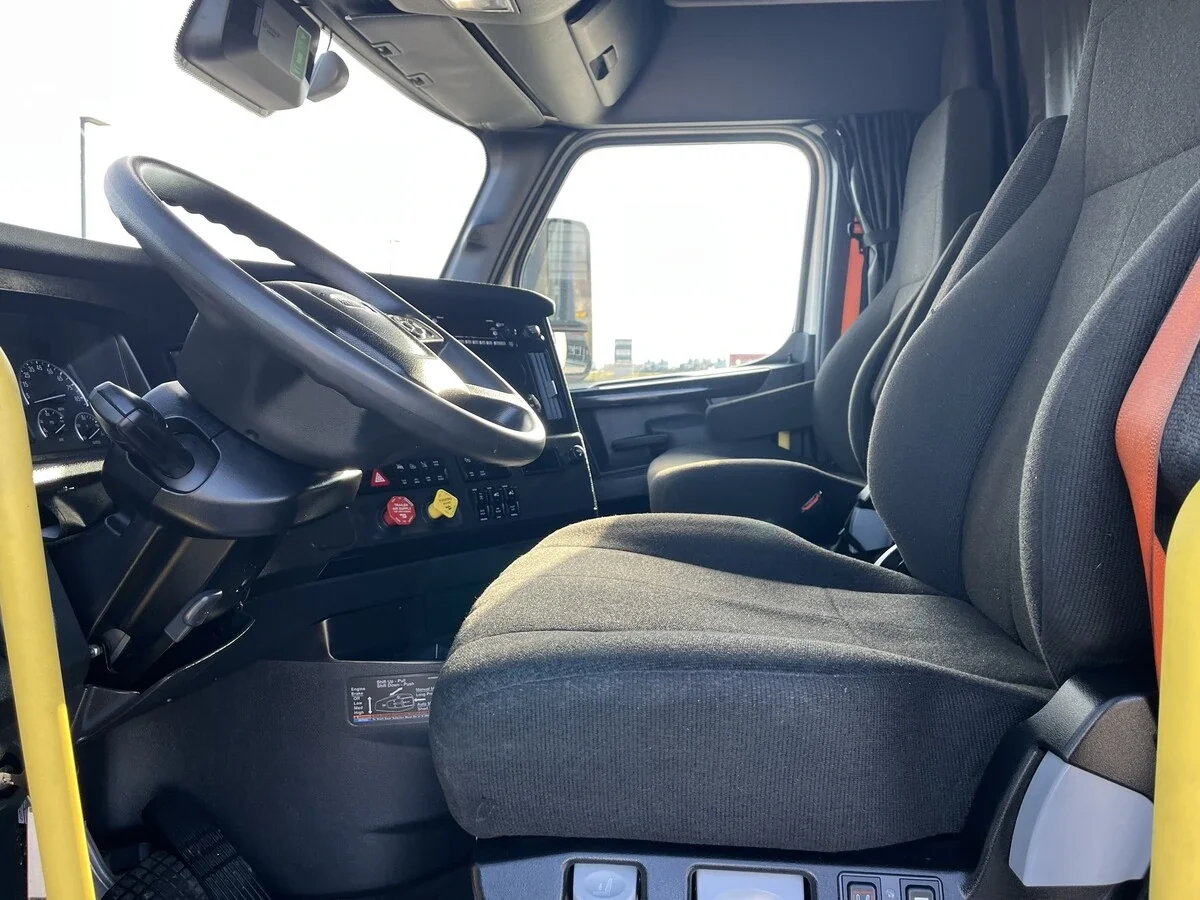 2024 Freightliner Cascadia - image 7