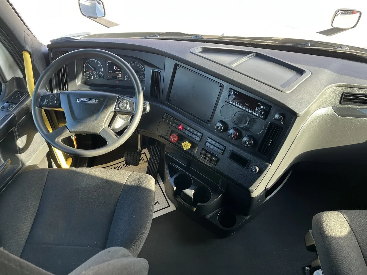 2024 Freightliner Cascadia - image 9