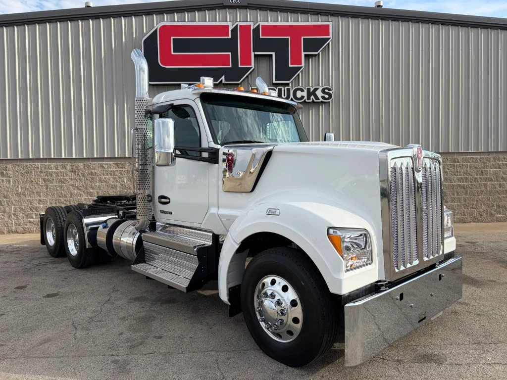 2027 Kenworth W990 in Morton, IL — photo 3