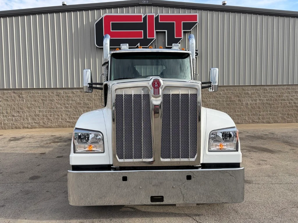 2027 Kenworth W990 in Morton, IL — photo 2