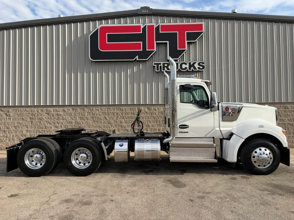 2027 Kenworth W990 in Morton, IL — photo 4