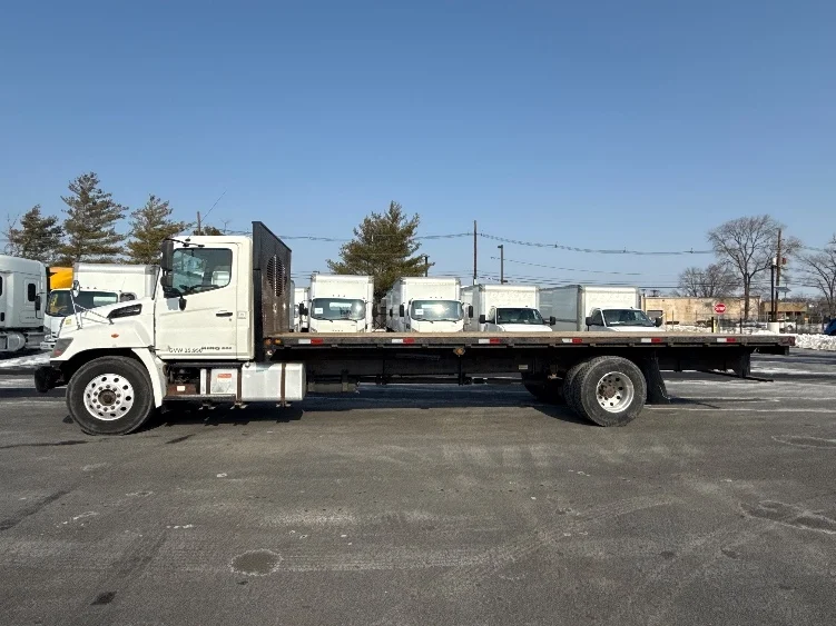 2017 Hino 268 - image 4