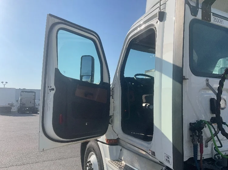 2020 Freightliner Cascadia in Earth City, MO — photo 9