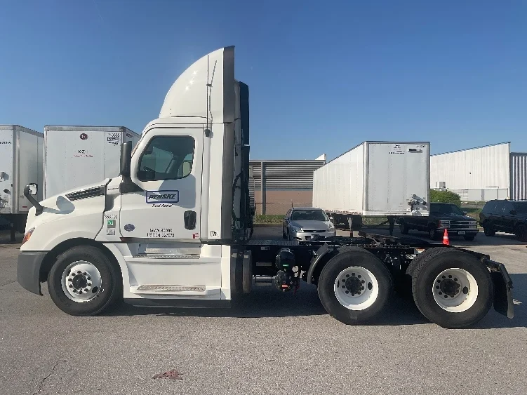 2020 Freightliner Cascadia in Earth City, MO — photo 4