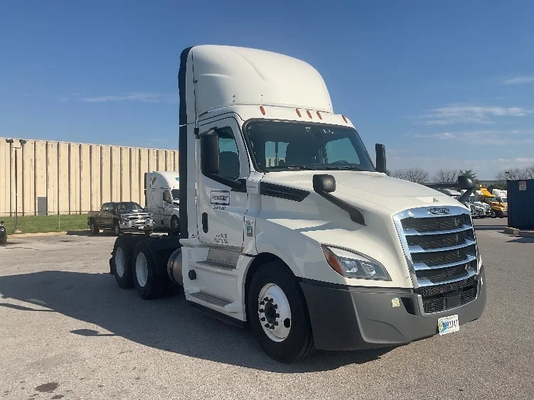 2020 Freightliner Cascadia in Earth City, MO