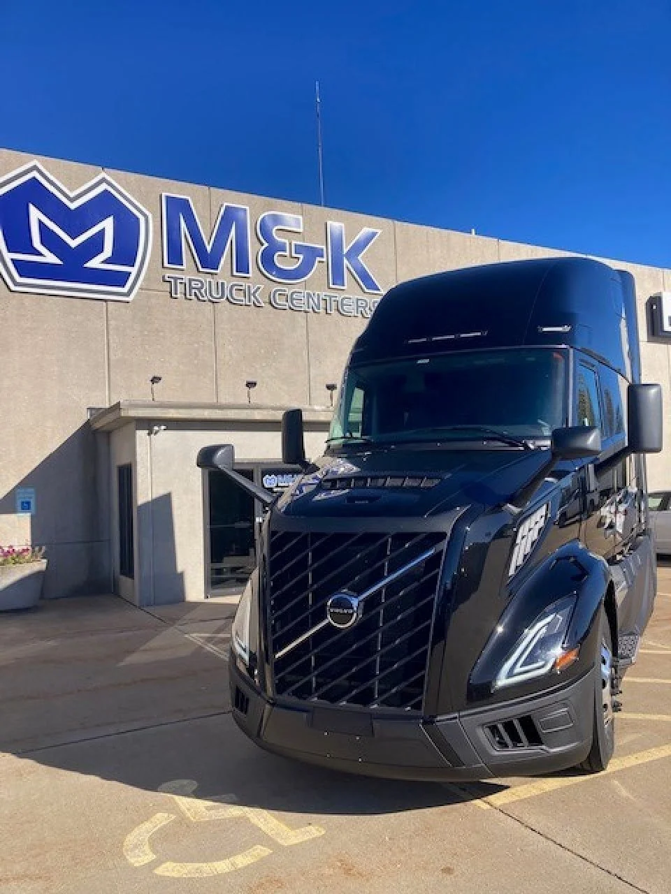 2026 Volvo VNL 860 in Amherst, OH — photo 2