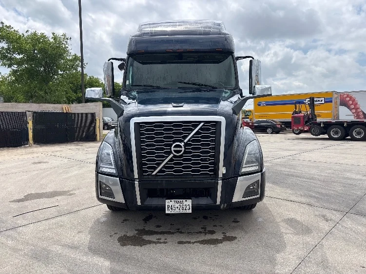 2020 Volvo VNL 760 - image 2