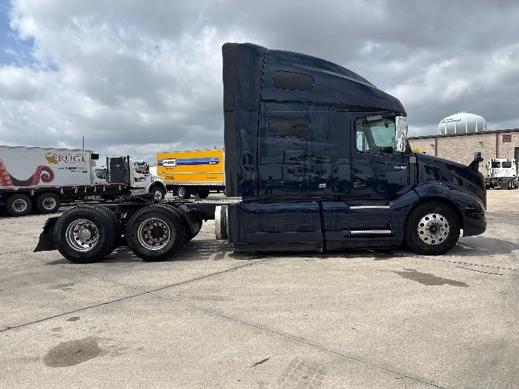 2020 Volvo VNL 760 in Arlington, TX — photo 8