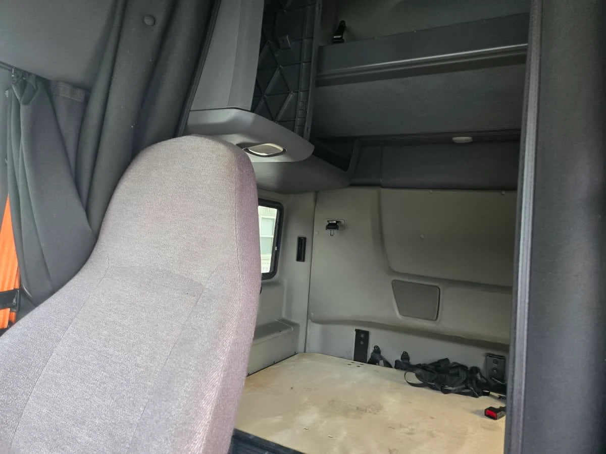 2020 International LT - image 8