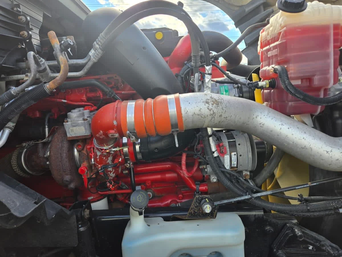 2020 International LT - image 11