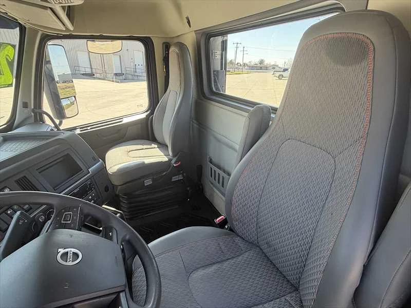 2024 Volvo VNR 640 - image 13