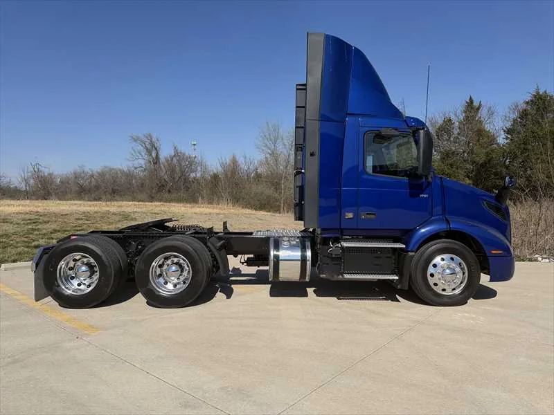 2024 Volvo VNR 640 - image 9