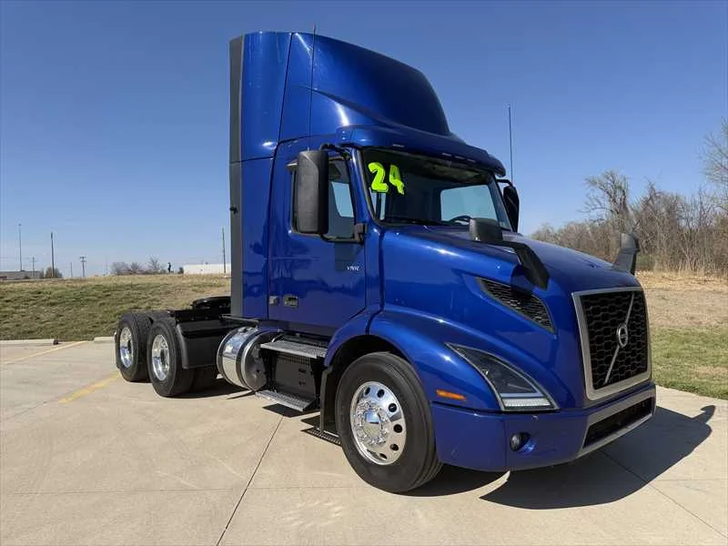 2024 Volvo VNR 640 - image 8