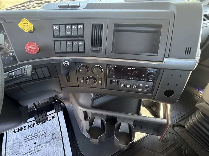 2024 Volvo VNR 640 - image 17