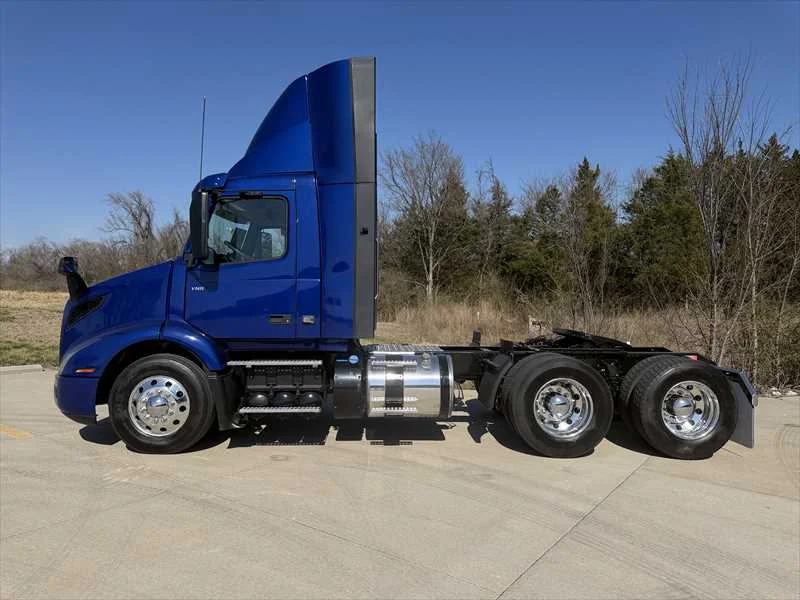 2024 Volvo VNR 640 - image 2