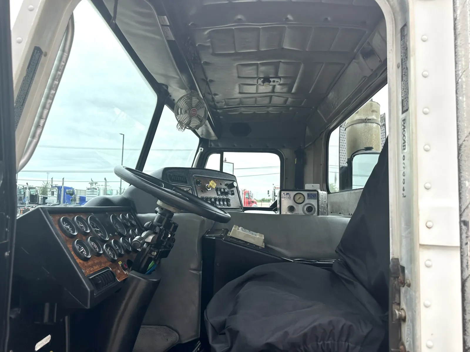 2002 Peterbilt in Hutchins, TX — photo 14