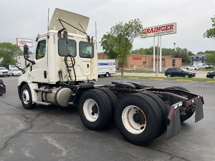 2019 Freightliner Cascadia in Milwaukee, WI — photo 7