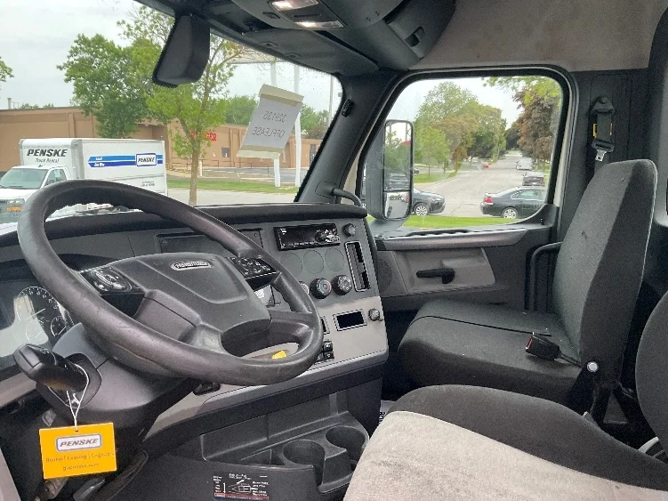 2019 Freightliner Cascadia in Milwaukee, WI — photo 10